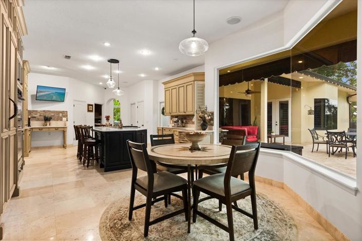 Image No.12-5 Bed Property for sale