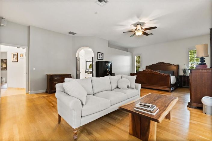 Image No.19-5 Bed Property for sale