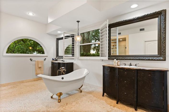 Image No.21-5 Bed Property for sale