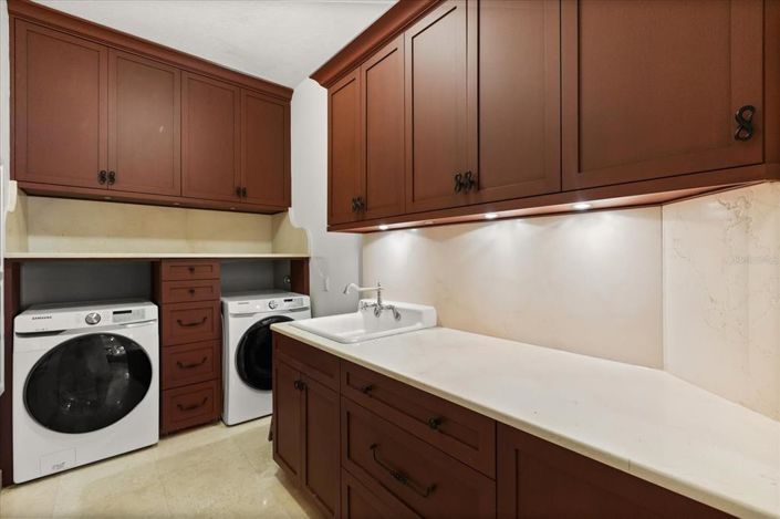 Image No.33-5 Bed Property for sale