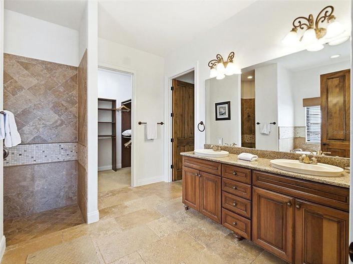 Image No.24-5 Bed Property for sale