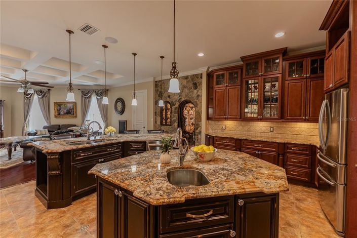 Image No.5-5 Bed Property for sale