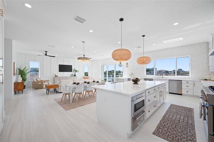 Image No.12-6 Bed Property for sale