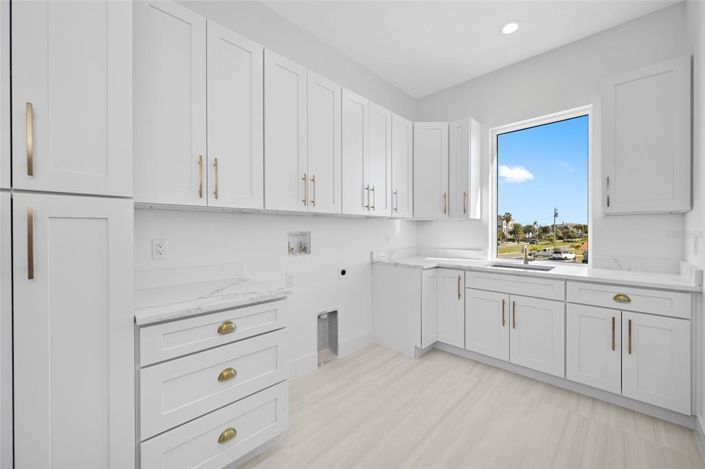 Image No.28-6 Bed Property for sale