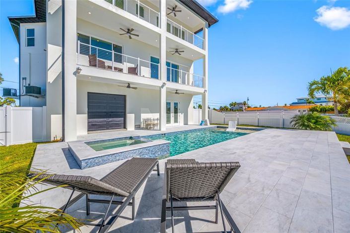 Image No.3-6 Bed Property for sale