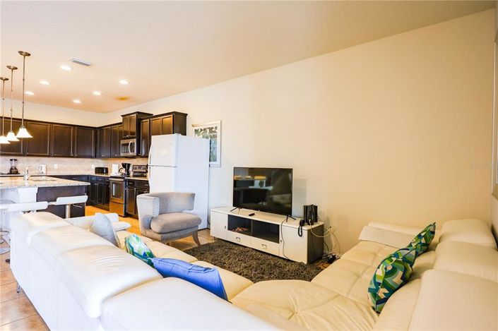 Image No.10-9 Bed Property for sale