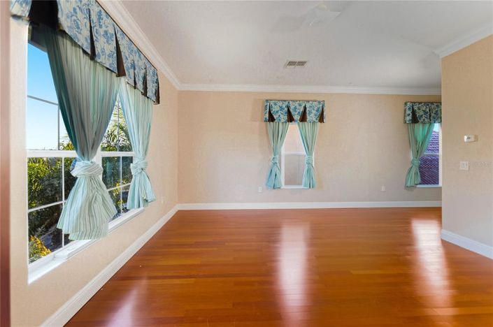 Image No.37-5 Bed Property for sale