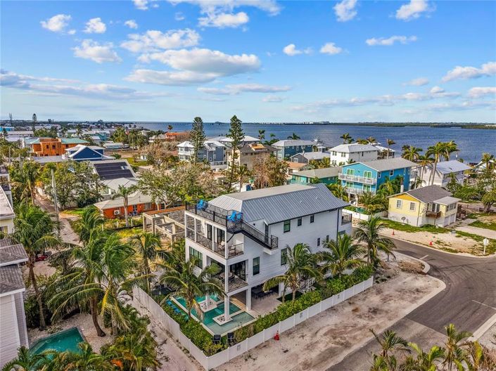 Image No.14-7 Bed Property for sale