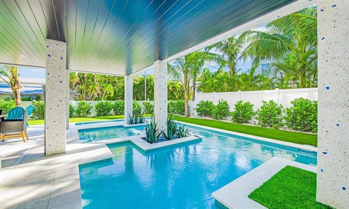 Image No.60-7 Bed Property for sale