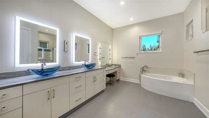 Image No.19-3 Bed Property for sale