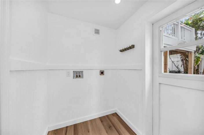 Image No.21-8 Bed Property for sale