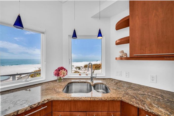 Image No.40-8 Bed Property for sale