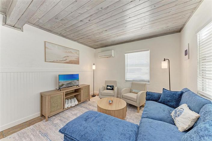 Image No.60-8 Bed Property for sale