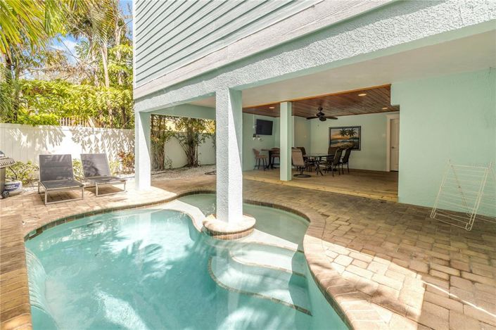 Image No.25-8 Bed Property for sale