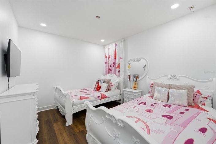 Image No.18-8 Bed Property for sale