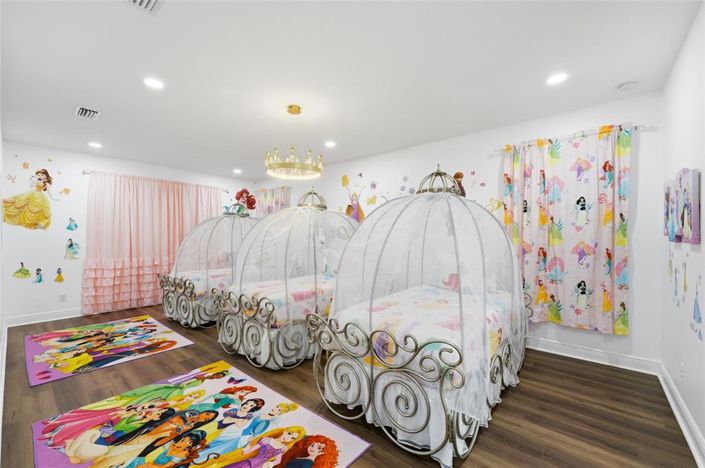 Image No.19-8 Bed Property for sale