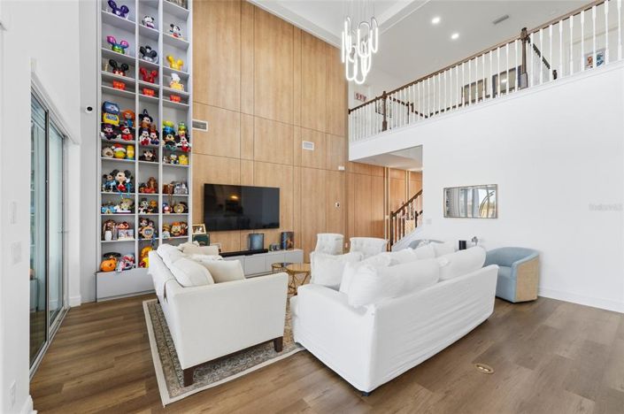 Image No.8-8 Bed Property for sale