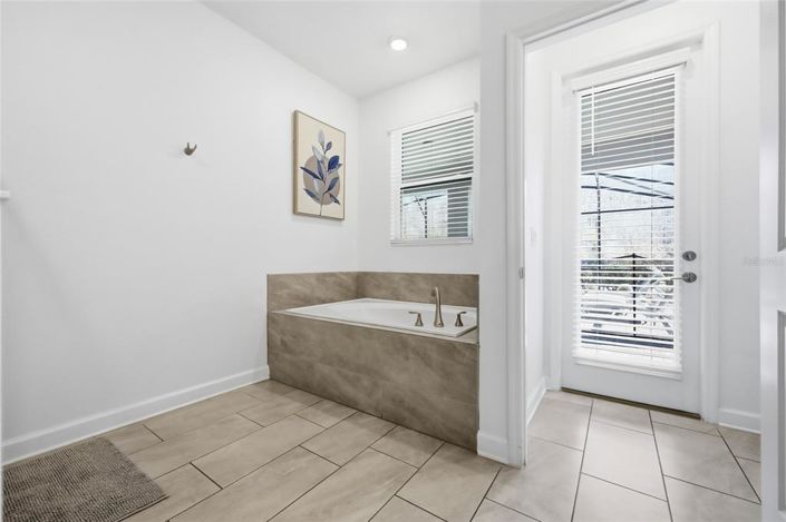 Image No.24-8 Bed Property for sale