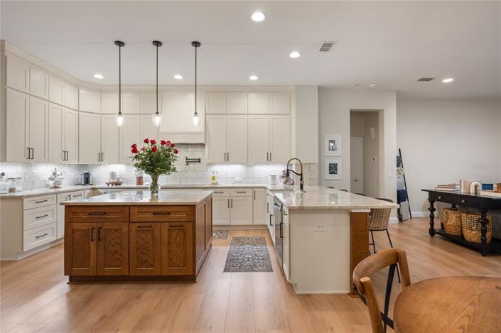 Image No.12-5 Bed Property for sale