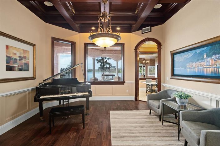 Image No.10-7 Bed Property for sale