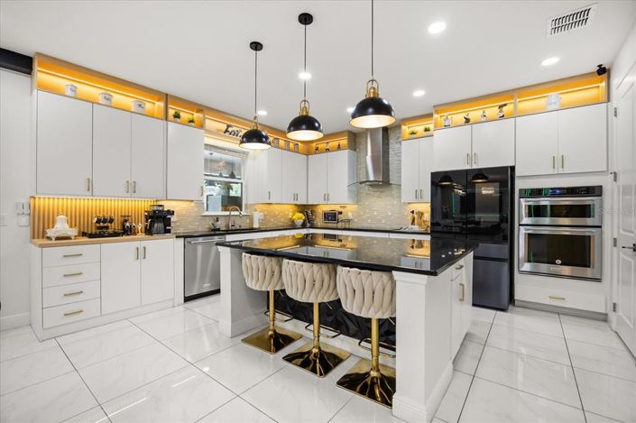 Image No.5-5 Bed Property for sale