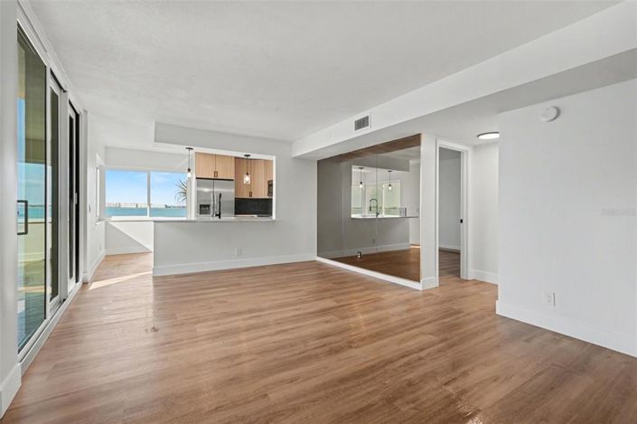 Image No.6-2 Bed Property for sale