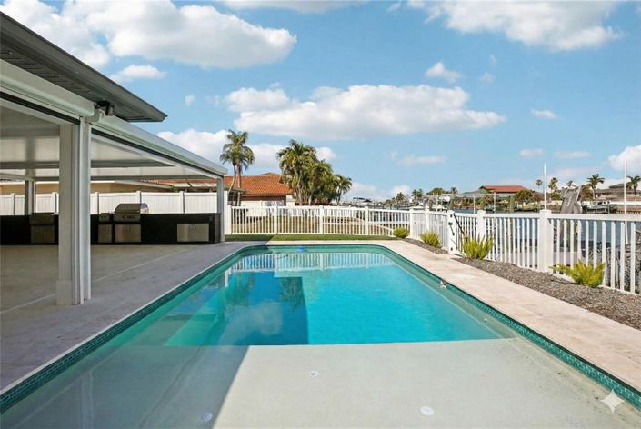 Image No.4-4 Bed Property for sale