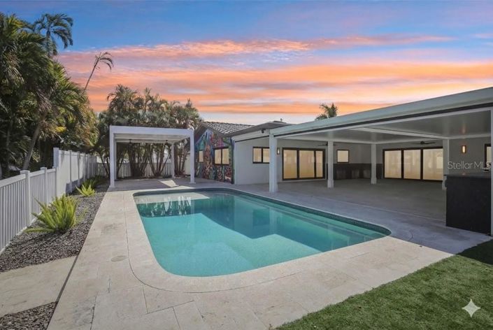 Image No.5-4 Bed Property for sale