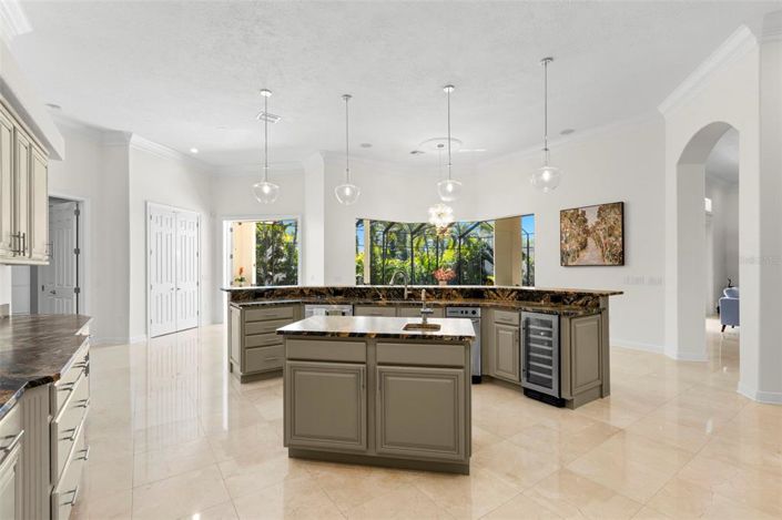 Image No.19-4 Bed Property for sale