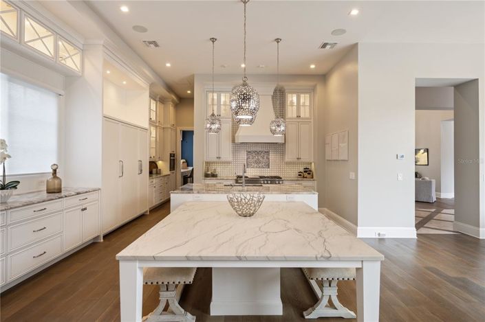 Image No.11-5 Bed Property for sale