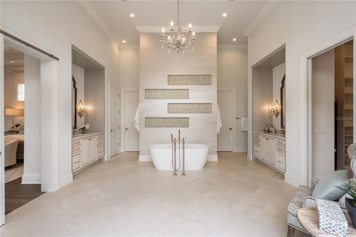 Image No.16-5 Bed Property for sale