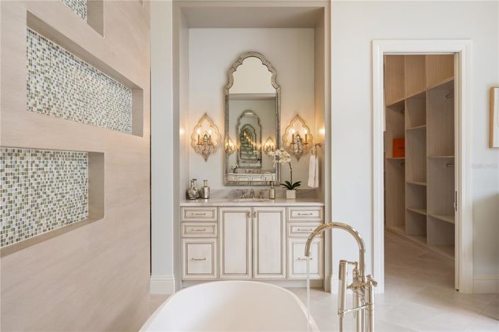 Image No.19-5 Bed Property for sale