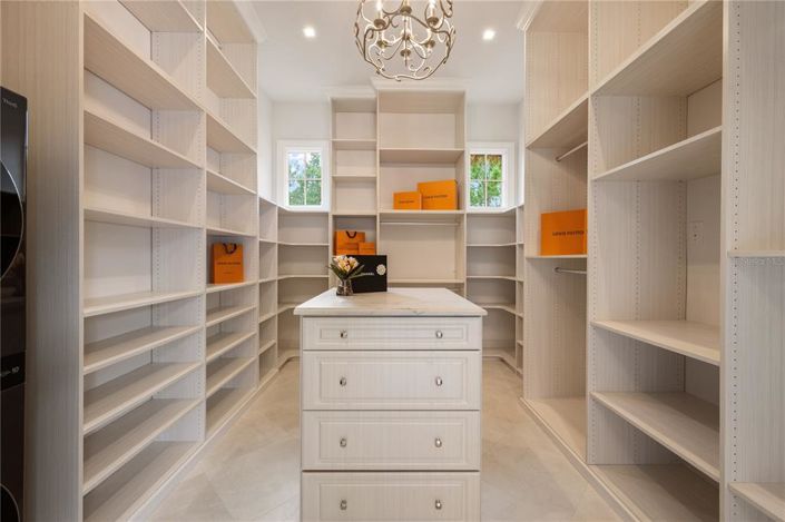 Image No.20-5 Bed Property for sale