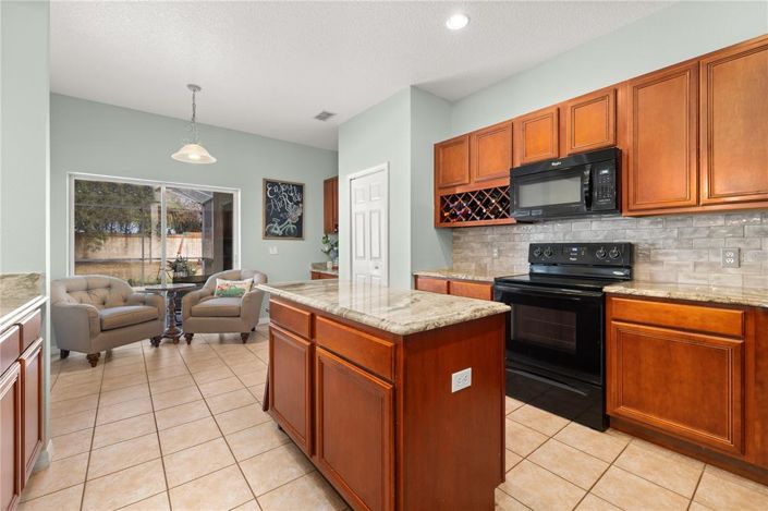 Image No.8-5 Bed Property for sale