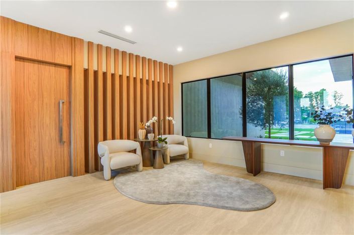 Image No.11-6 Bed Property for sale