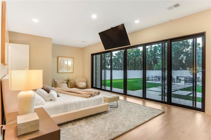 Image No.15-6 Bed Property for sale