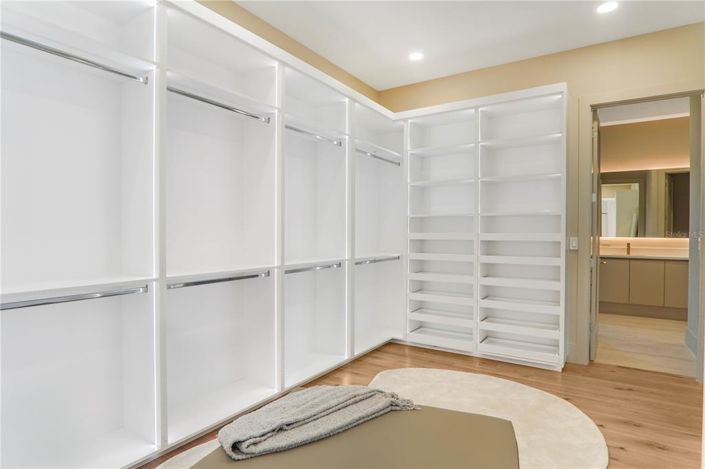 Image No.19-6 Bed Property for sale