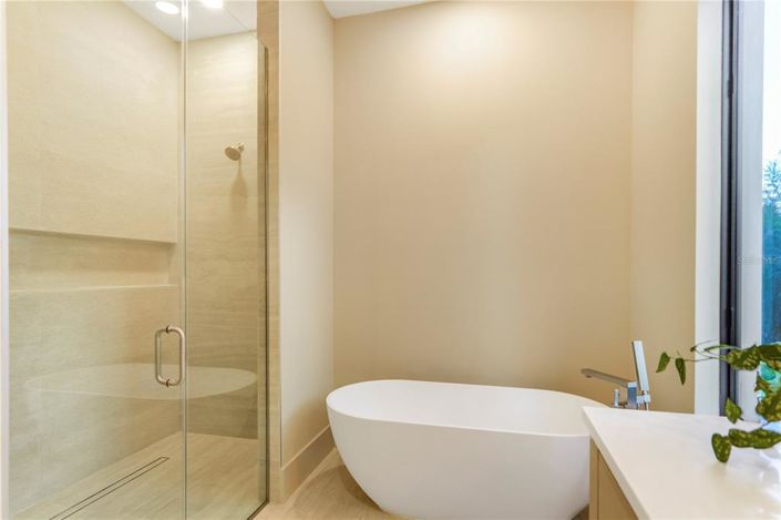 Image No.21-6 Bed Property for sale