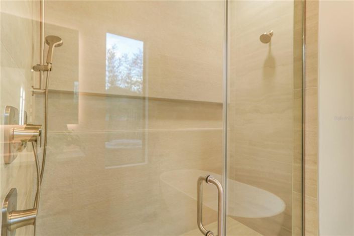 Image No.22-6 Bed Property for sale