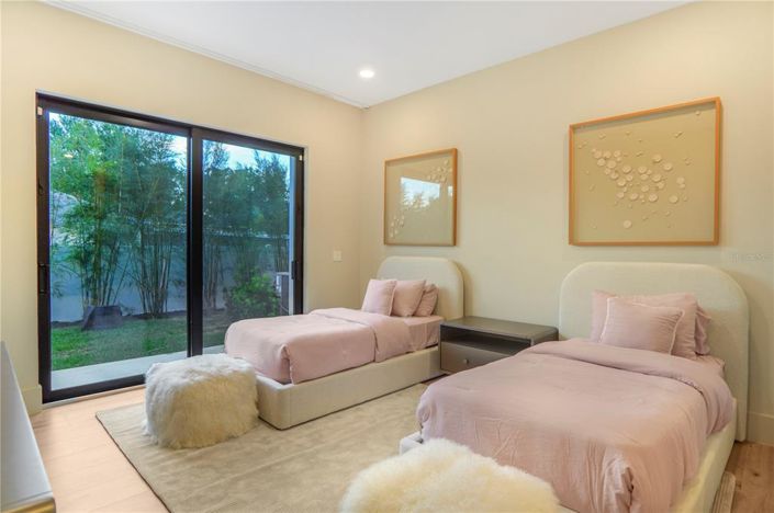 Image No.26-6 Bed Property for sale