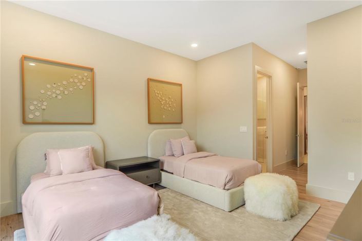 Image No.27-6 Bed Property for sale