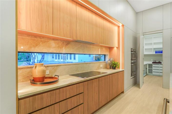 Image No.4-6 Bed Property for sale