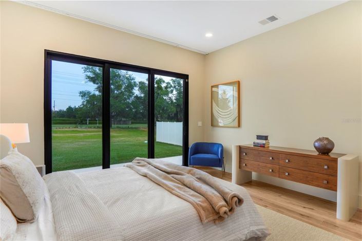 Image No.40-6 Bed Property for sale