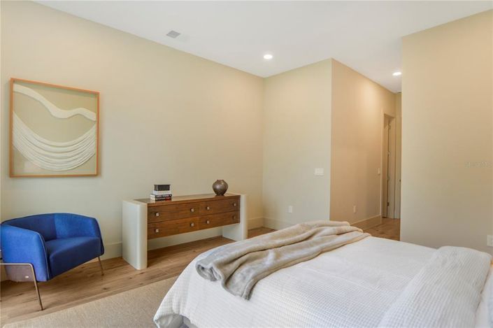 Image No.41-6 Bed Property for sale