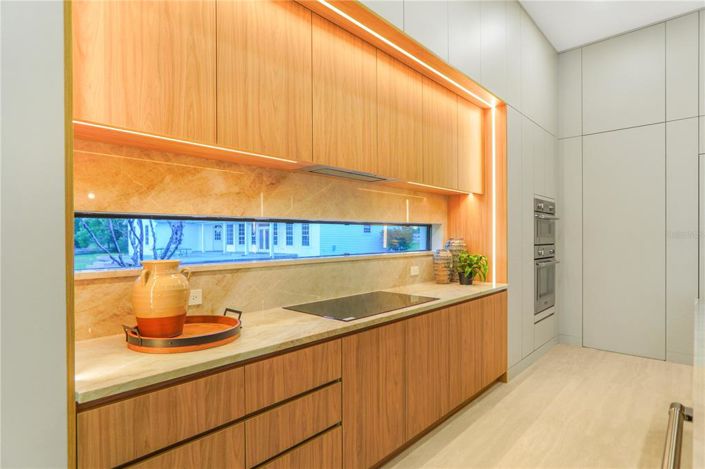 Image No.5-6 Bed Property for sale