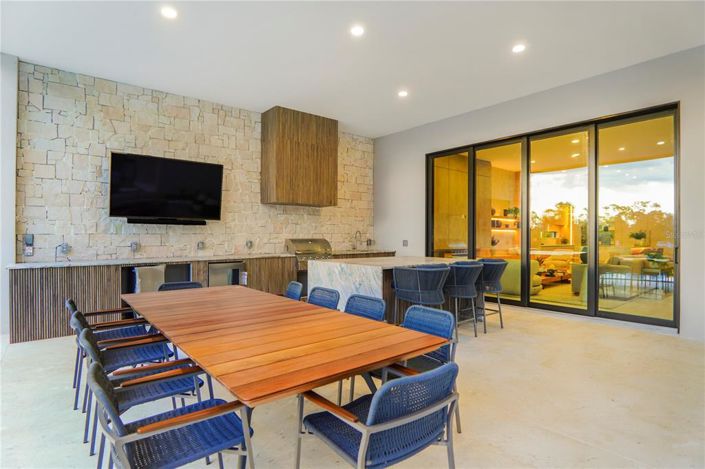 Image No.56-6 Bed Property for sale