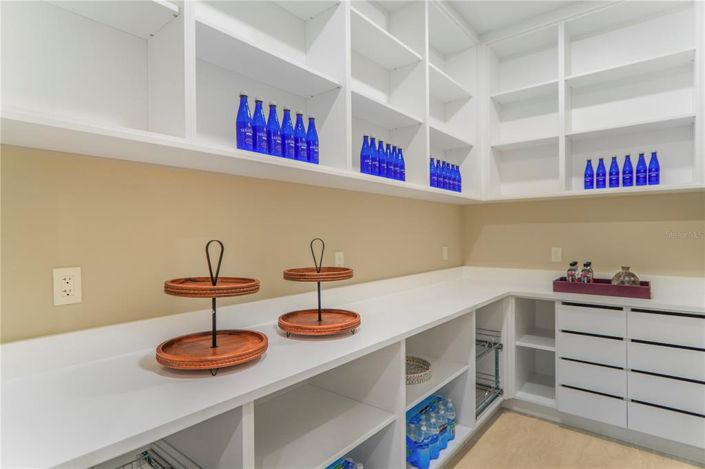 Image No.6-6 Bed Property for sale