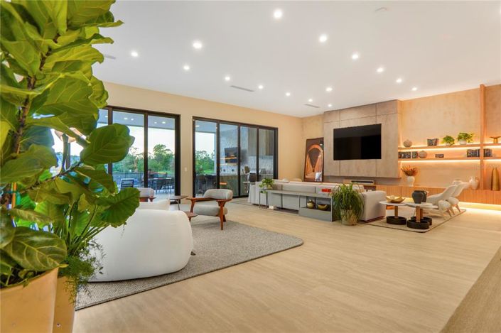 Image No.8-6 Bed Property for sale