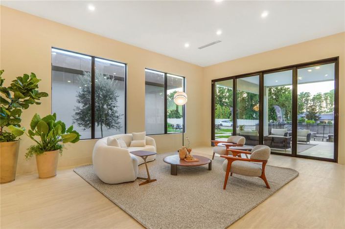 Image No.9-6 Bed Property for sale