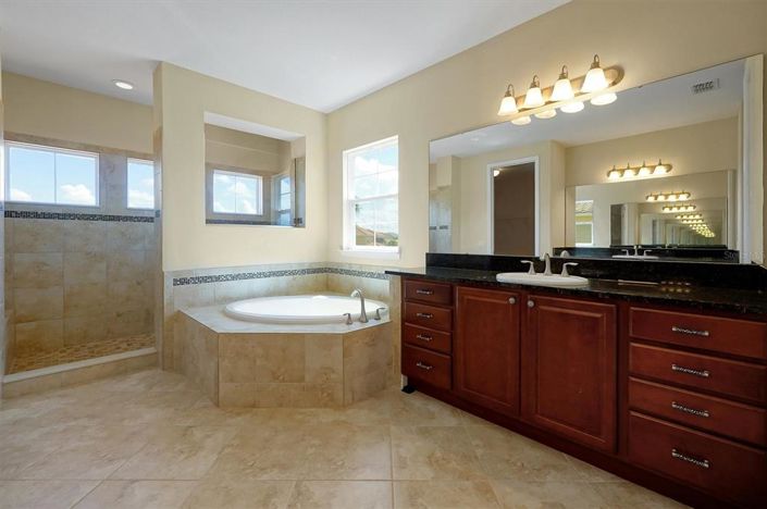 Image No.33-5 Bed Property for sale